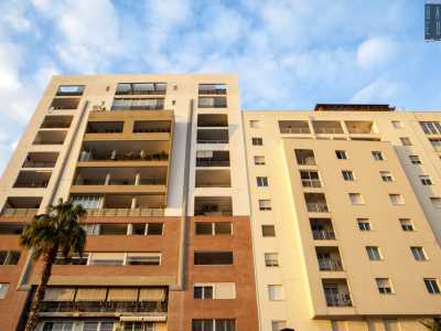 Se sul lato destro si ergono alti e moderni edifici impreziositi da palme, sulla sinistra si susseguono basse e vecchie costruzioni che un tempo ospitavano stalle e locali di artigiani